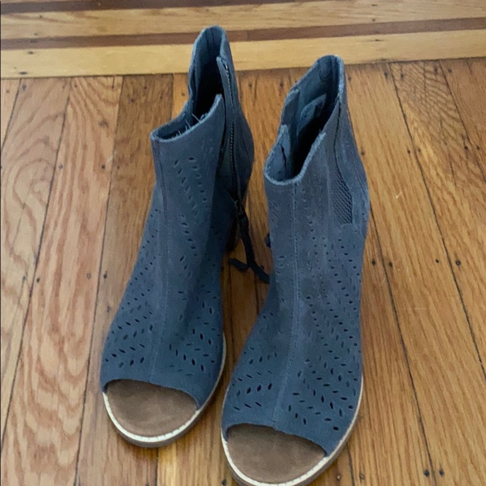 Light gray/blue open toes booties